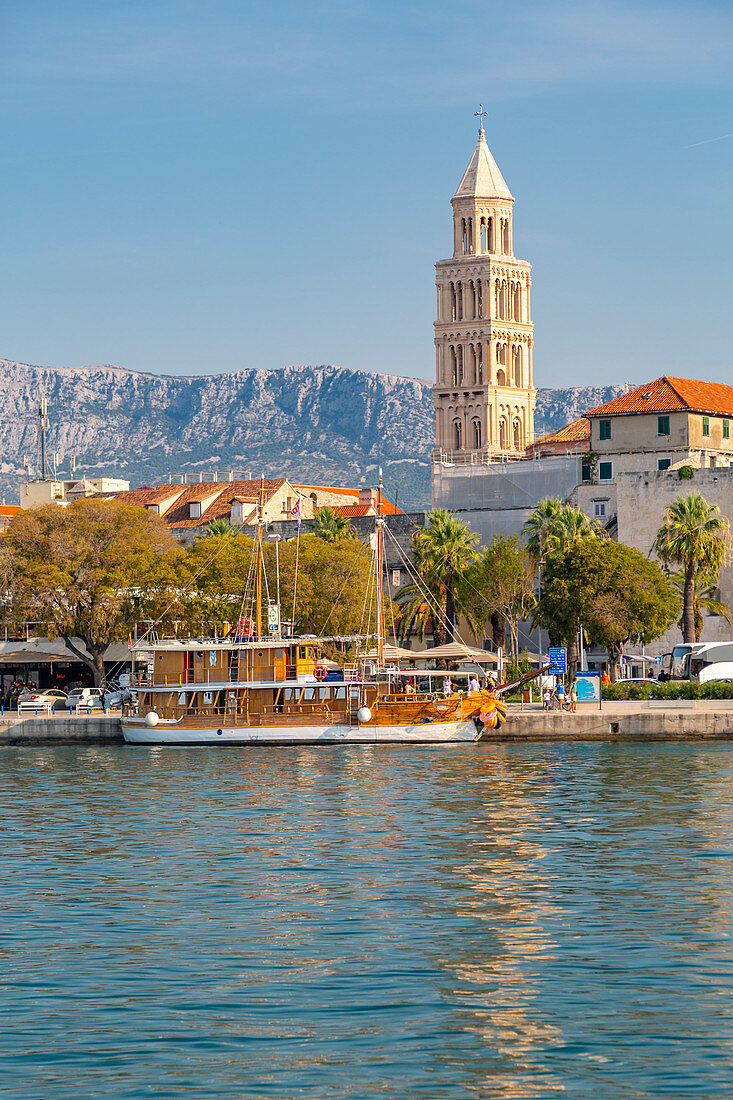 Split Hafen mit Kathedrale des Heiligen Domnius, Split, dalmatinische Küste, Kroatien, Europa