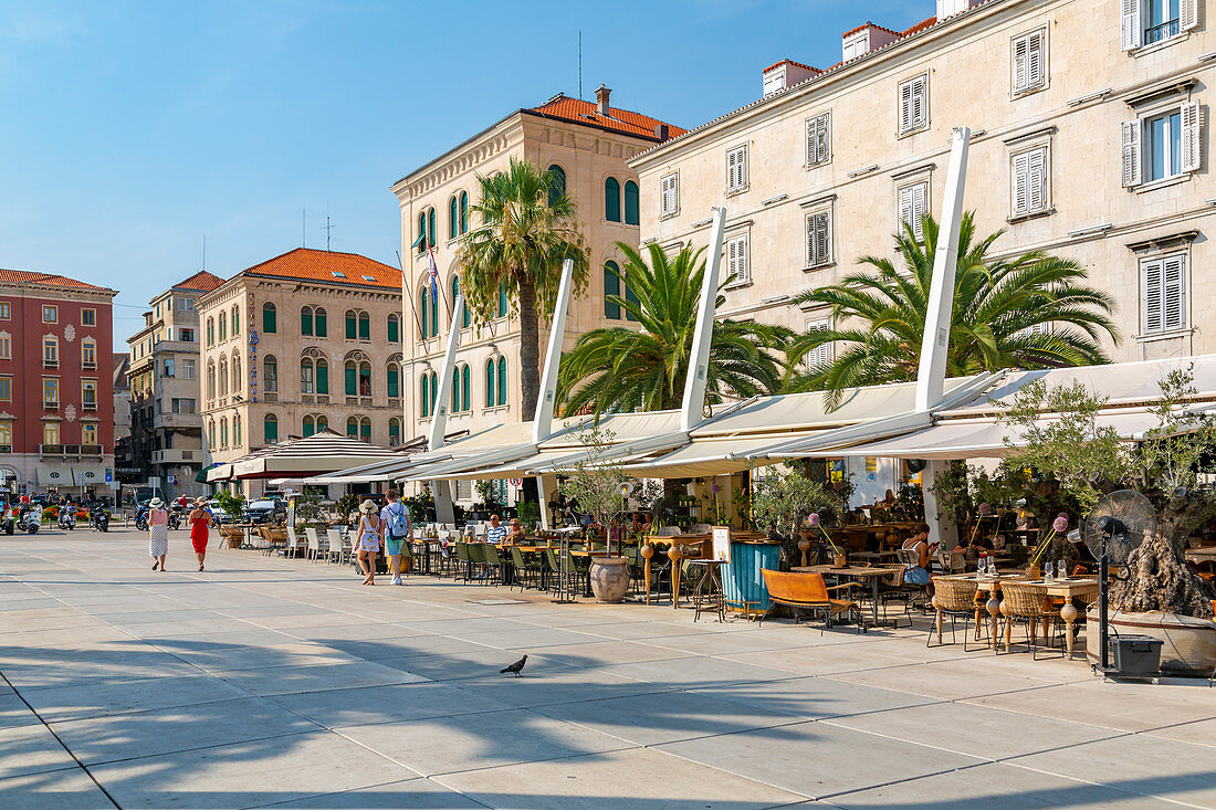 Ansicht von Gebäuden und Cafés an der Promenade, Split, dalmatinische Küste, Kroatien, Europa