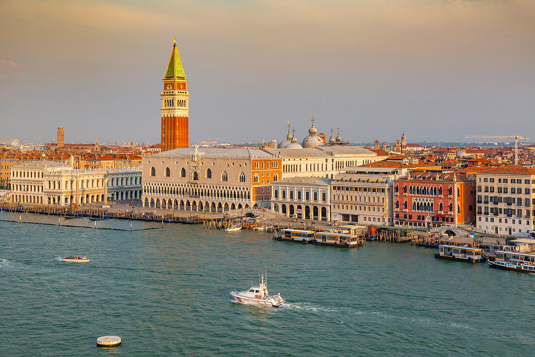 Ansicht von Venedig vom Kreuzfahrtschiff bei Tagesanbruch, Venedig, UNESCO-Weltkulturerbe, Venetien, Italien, Europa