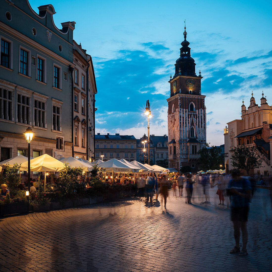 Rynek Glowny (Marktplatz) in der Abenddämmerung, UNESCO-Weltkulturerbe, Krakau, Malopolskie, Polen, Europa