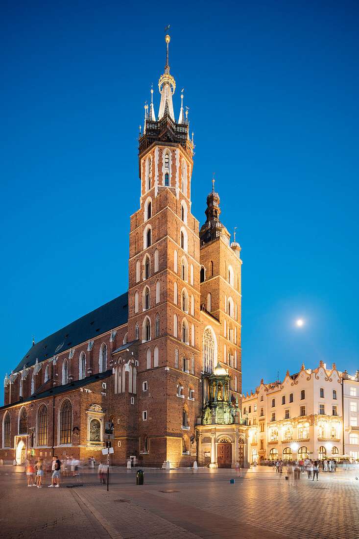 Exterior of Saint Mary's Basilica (Bazylika Mariacka) in Market Square (Rynek Glowny) at night, UNESCO World Heritage Site, Krakow, Malopolskie, Poland, Europe