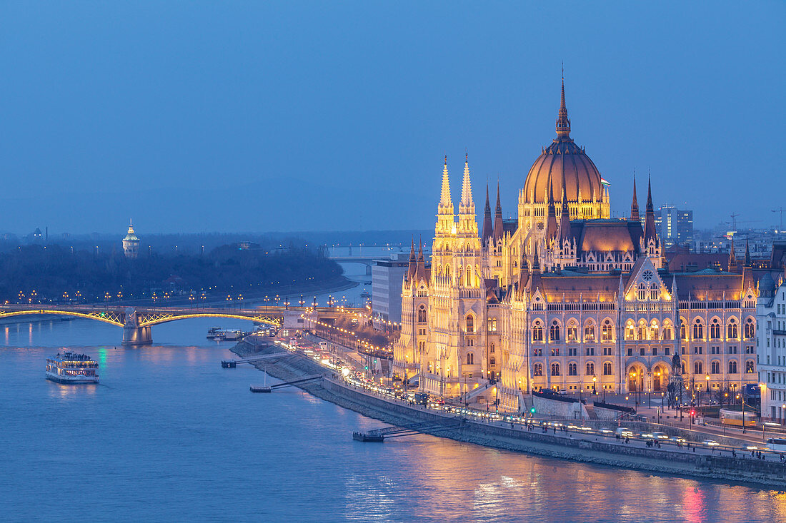 Das ungarische Parlamentsgebäude am Ufer der Donau stammt aus dem späten 19. Jahrhundert und gehört zum UNESCO-Weltkulturerbe, Budapest, Ungarn, Europa
