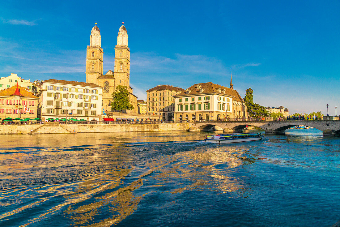 Fähre entlang der Limmat neben der Münsterbrückenbrücke mit Großmünster im Hintergrund, Zürich, Schweiz, Europa