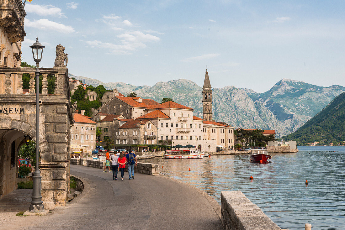 Promenade von Perast, Bucht von Kotor, UNESCO-Weltkulturerbe, Montenegro, Europa