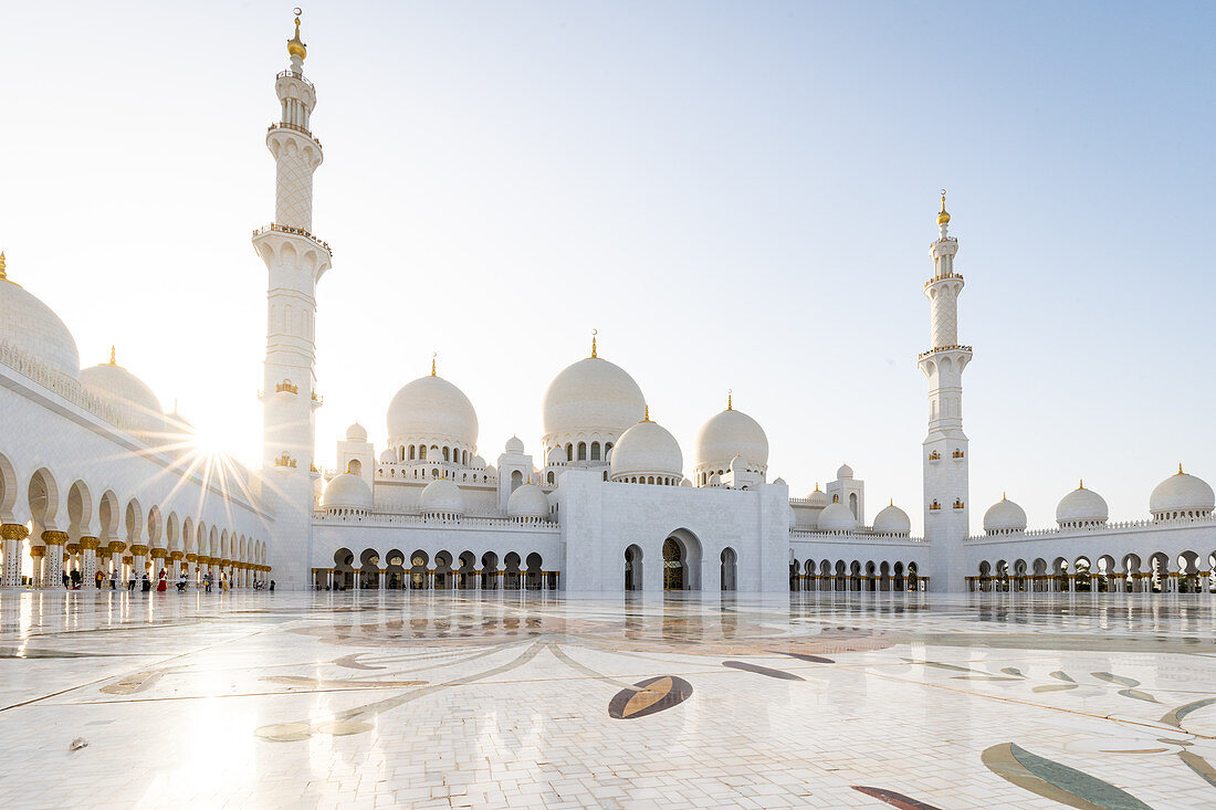 Die Kuppeln und Minarette der Großen Moschee von Abu Dhabi mit Blick auf den großen Innenhof mit Marmorfliesen in Abu Dhabi, Vereinigte Arabische Emirate, Naher Osten