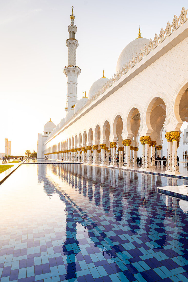 Reflexionen in den Pools der prächtigen Großen Moschee von Abu Dhabi, Abu Dhabi, Vereinigte Arabische Emirate, Naher Osten