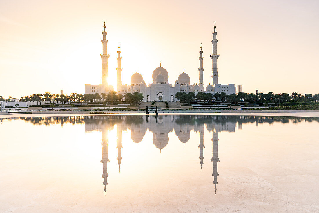 Abu Dhabis prächtige Große Moschee in einem reflektierenden Pool, Abu Dhabi, Vereinigte Arabische Emirate, Naher Osten