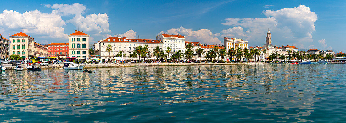 Panoramablick auf den Hafen von Split und die Kathedrale des Heiligen Domnius, Split, Dalmatinische Küste, Kroatien, Europa