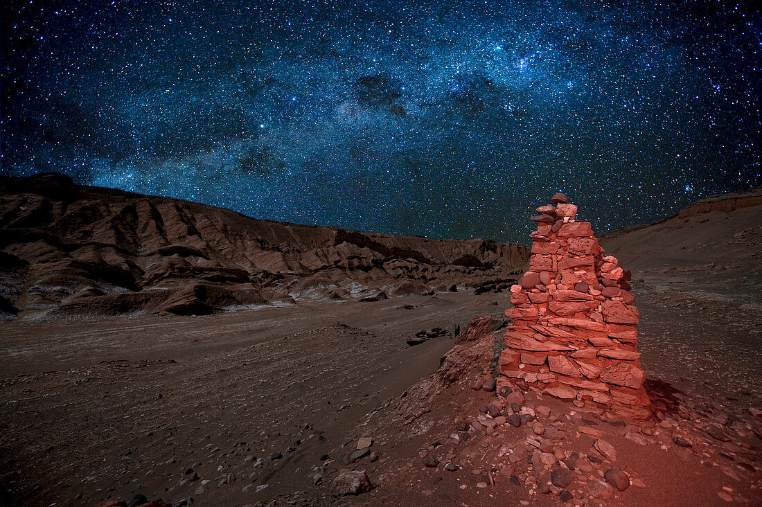 Mondtal bei Nacht mit Milchstraße, San Pedro Atacama Wüste, Chile, Südamerika