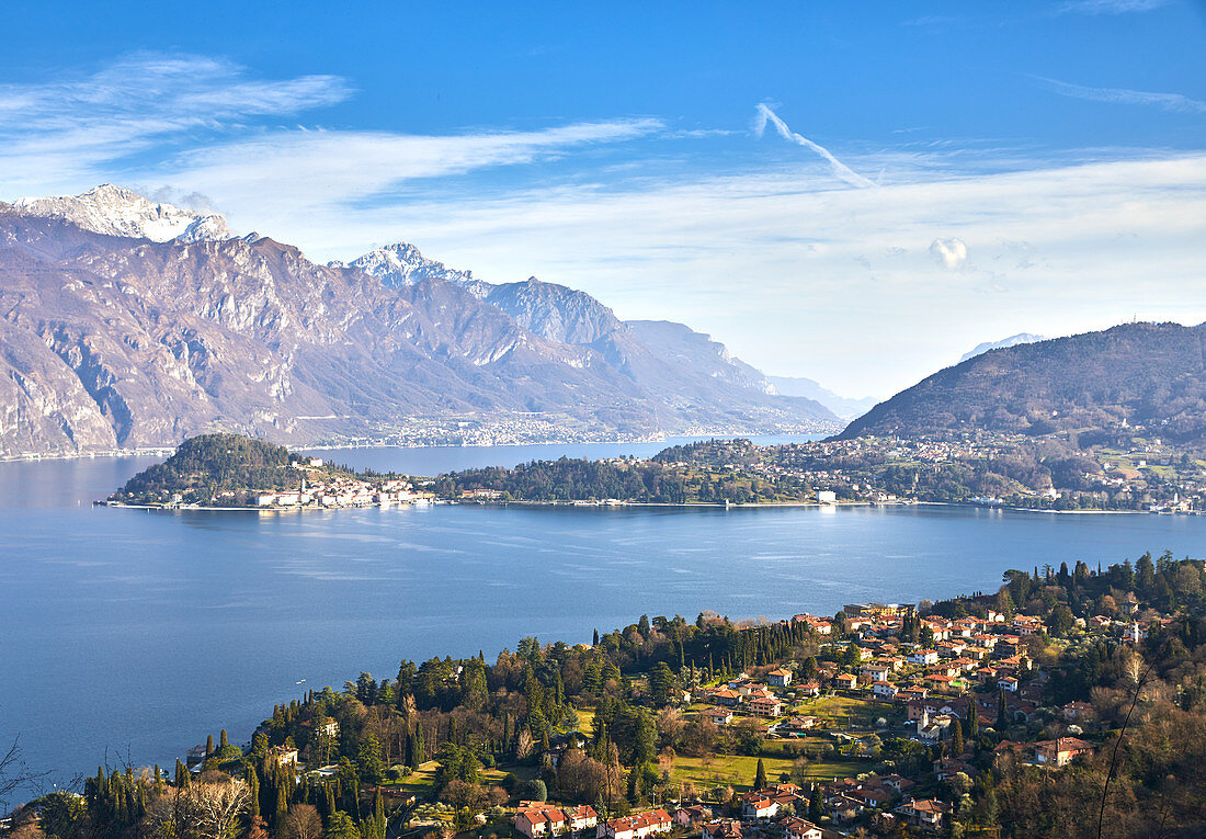 Bellagio und Varenna von Griante am Westufer des Comer Sees, Lombardei, Italienische Seen, Italien, Europa