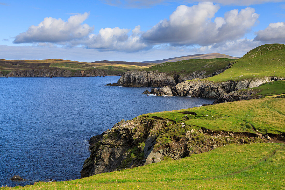 Ronas Hill aus Ness of Hillswick, dramatische Klippen, interessante Geologie, Northmavine, Festland, Shetlandinseln, Schottland, Großbritannien, Europa