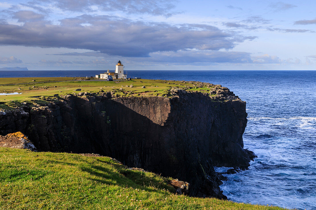 Eshaness Lighthouse, Stevenson, 1929, Felsbrocken auf einer Klippe, Northmavine, Festland, Shetlandinseln, Schottland, Vereinigtes Königreich, Europa