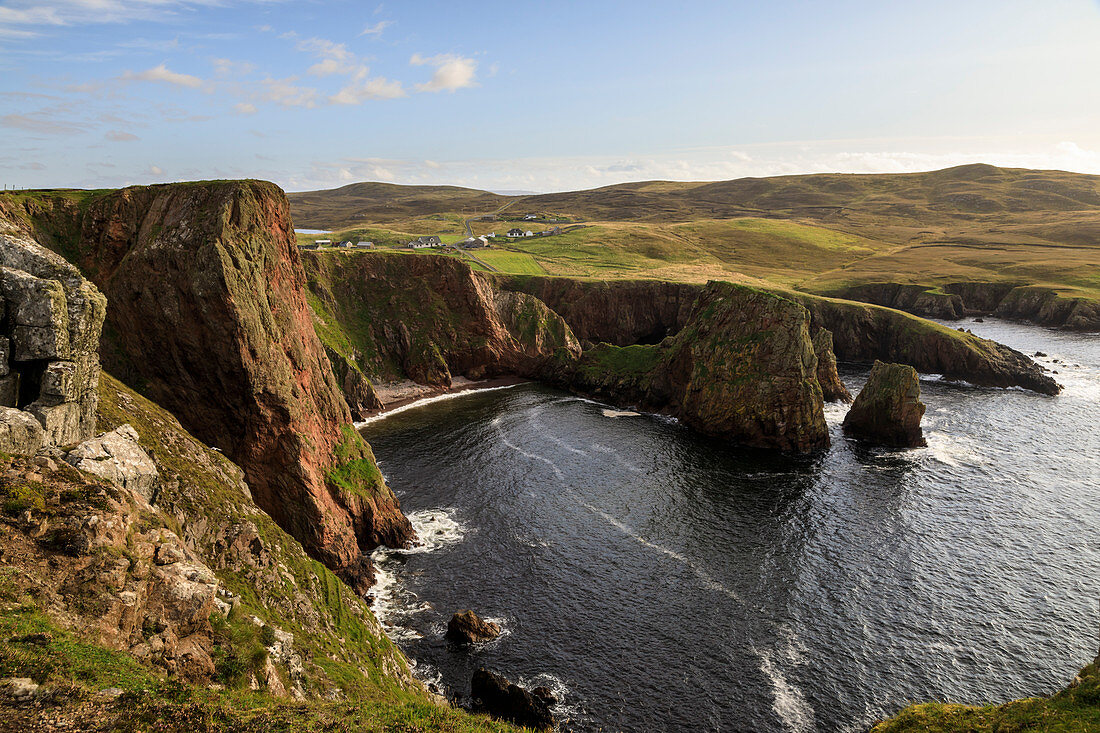 Westerwick, dramatische Küstenansichten, Klippen und Stapel des roten Granitmeeres, West Mainland, Shetlandinseln, Schottland, Vereinigtes Königreich, Europa