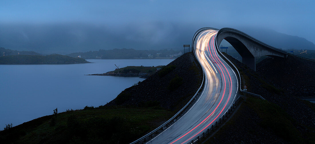 Autolichtspuren auf Storseisundet Brücke entlang der Atlantikstraße, mehr og Romsdal Grafschaft, Norwegen, Skandinavien, Europa