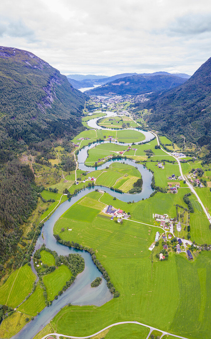 Luftpanorama der Serpentinenform des Flusses Stryneelva, Stryn, Nordfjord, Grafschaft Sogn og Fjordane, Norwegen, Skandinavien, Europa