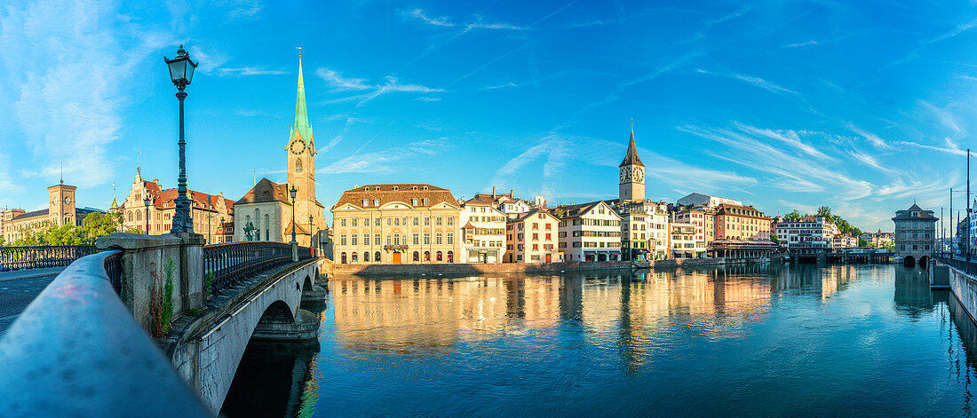 Panorama der Fraumunster-Kirche und des Limmat, gesehen von der Münsterbrückenbrücke bei Sonnenaufgang, Zürich, Schweiz, Europa