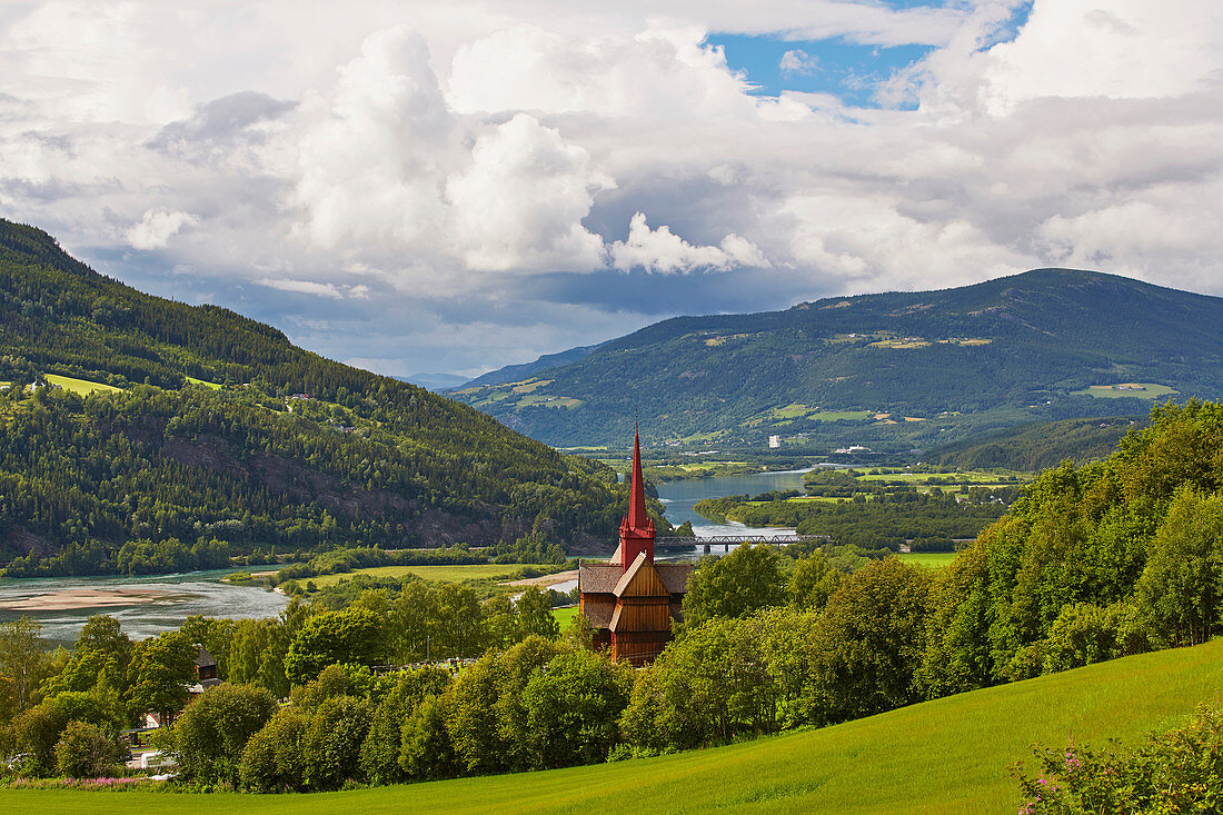 Stabkirche Ringebu oberhalb vom Fluß Lagen, Ringebu, Stavkyrkje, Gudbrandsdalen, Oppland, Norwegen, Europa