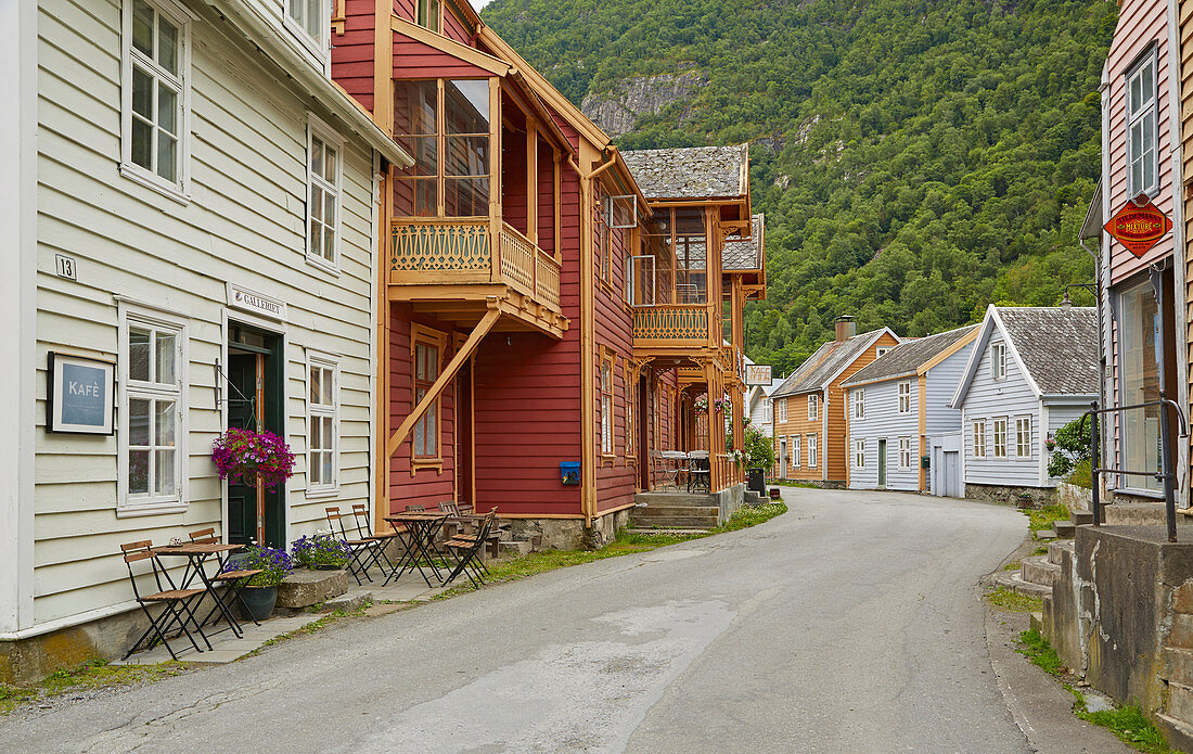 Traditionelles Holzhaus in Laerdalsöyri (Laerdal), Sognefjord, Sogn og Fjordane, Norwegen, Europa