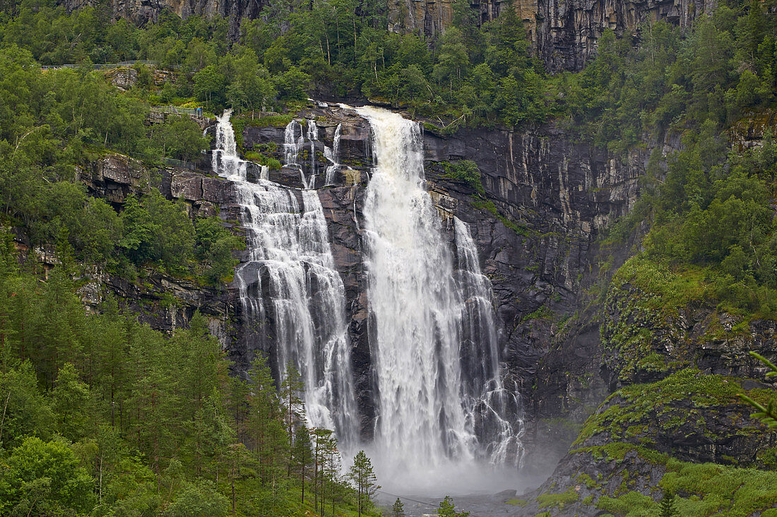 Wasserfall Skervefossen bei Voss, Hordaland, Norwegen, Europa