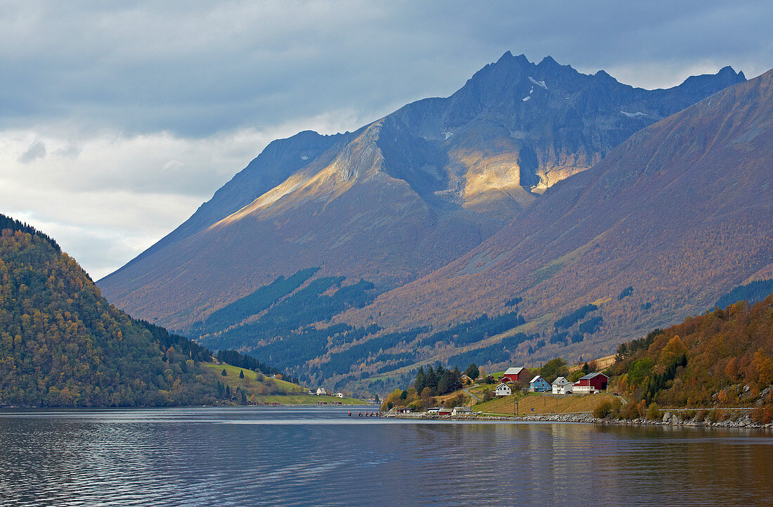 Im Hjoerundfjorden bei Urke, Nahe Alesund, Moere og Romsdal, Norwegen, Europa