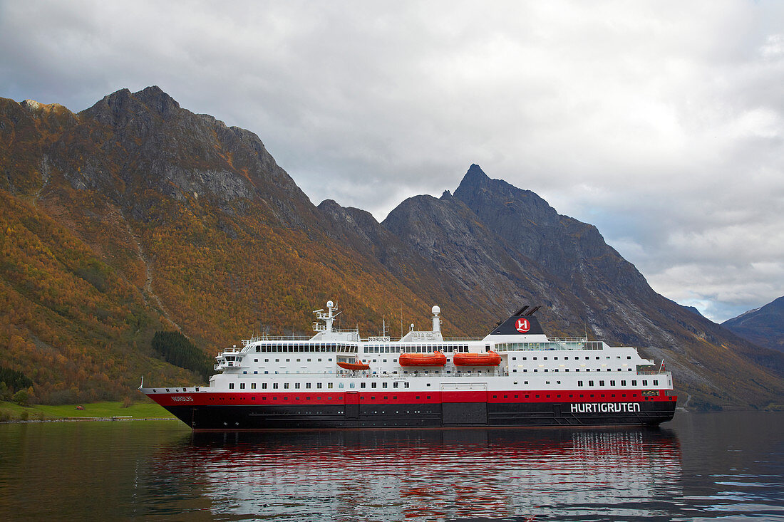 Hurtigruten im Hjoerundfjorden bei Urke, Nahe Alesund, Moere og Romsdal, Norwegen, Europa
