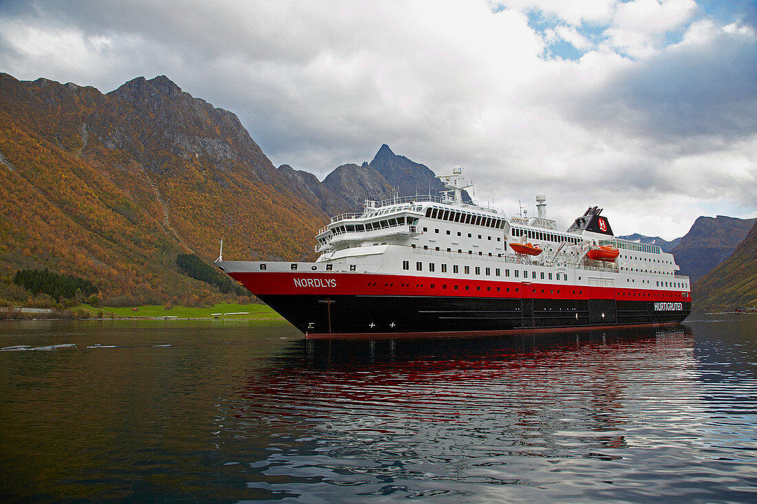 Hurtigruten im Hjoerundfjorden bei Urke, Nahe Alesund, Moere og Romsdal, Norwegen, Europa