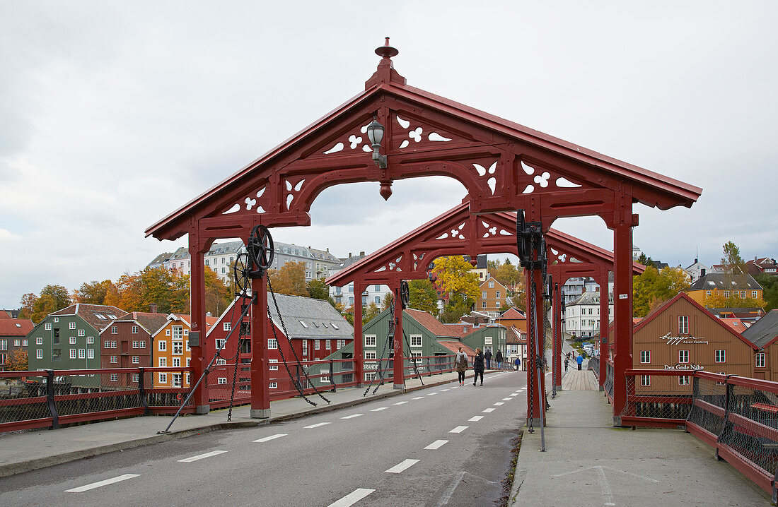 Trondheim, Brücke (Gamle Bybroa) im Speicherviertel am Nidelva, Bakklandet, Provinz Sör-Tröndelag, Tröndelag, Norwegen, Europa
