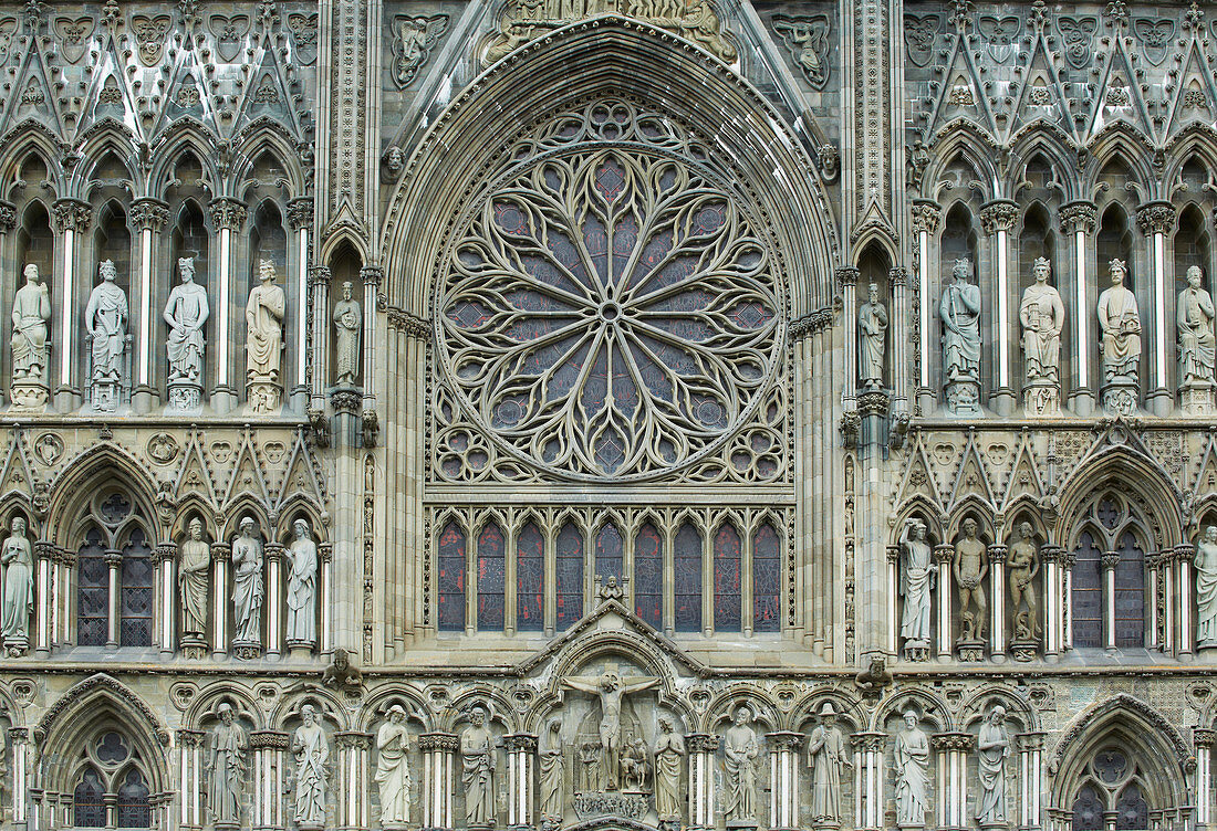 Skulpturenschmuck am Nidarosdom, Kathedrale (Nidaros domkirke) in Trondheim, Nidelva, Provinz Sör-Tröndelag, Tröndelag, Norwegen, Europa