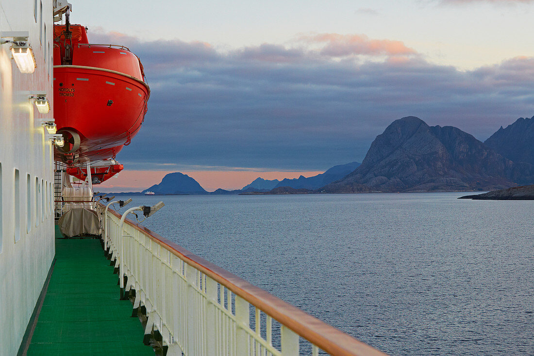Hurtigrutenschiff nahe der Insel Bolga im Roedoeyfjorden, Roedoeyfjord, Helgeland, Provinz Nordland, Salten, Norwegen, Europa
