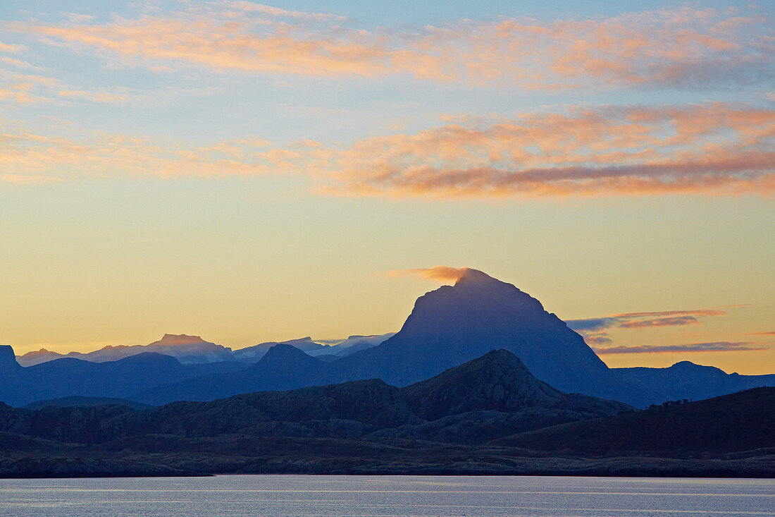 Bergwelt am Roedoeyfjorden (Roedoeyfjord), Rödöyfjord, Gletscher Svartisen, Sonnenaufgang, Helgeland, Provinz Nordland, Salten, Norwegen, Europa
