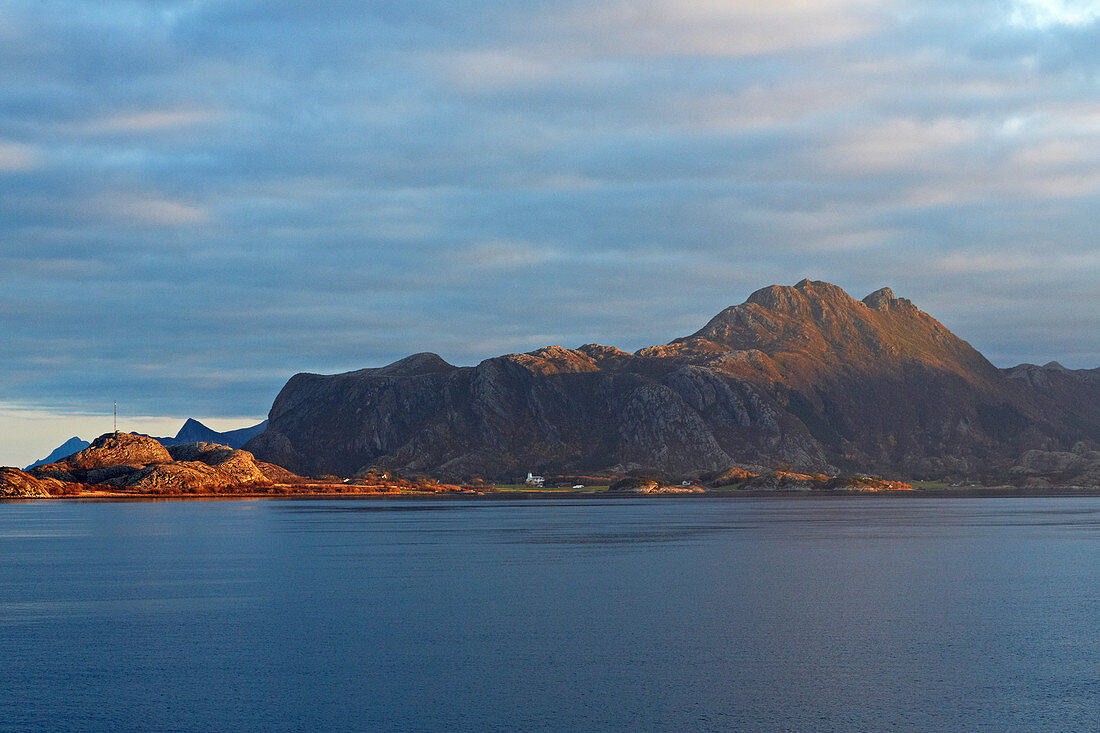 Insel Meloey im Meloeyfjorden, Meloeyfjord, Helgelands Küste, Provinz Nordland, Salten, Norwegen, Europa