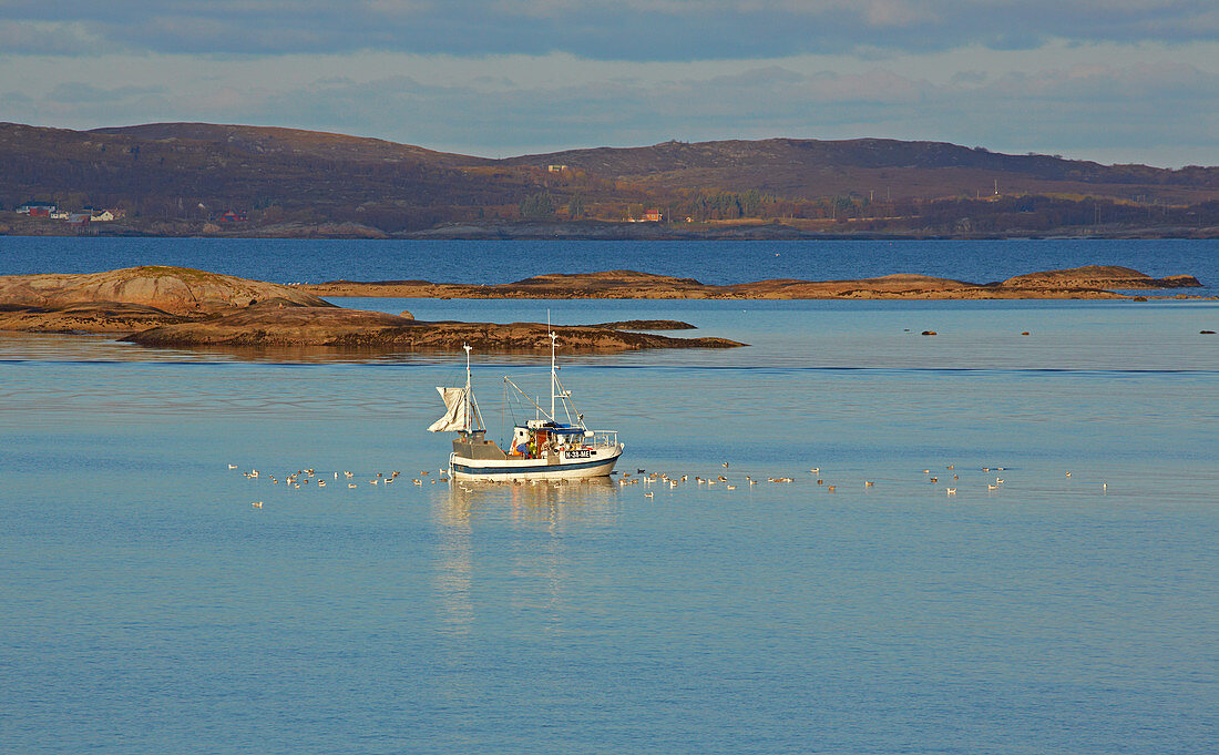 Landschaft mit Fischerboot im Schärengarten vor Oernes, Provinz Nordland, Distrikt Salten, Küste von Helgeland, Norwegen, Europa