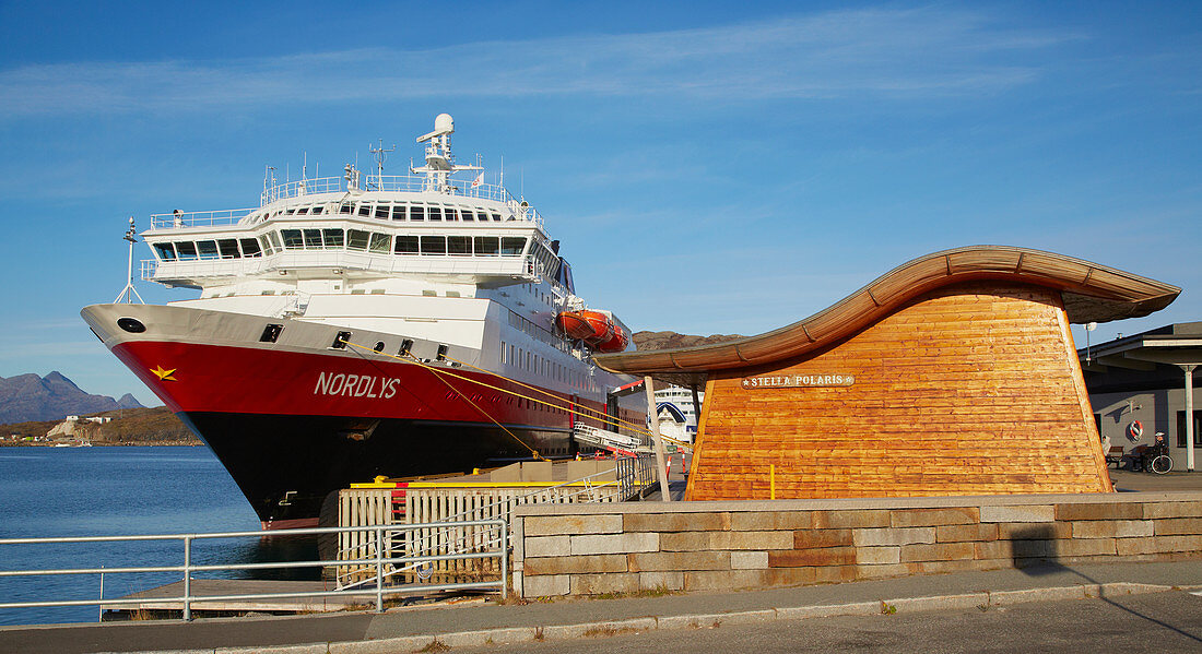 Hurtigrutenschiff Nordlys im Hafen von Bodö, Saltfjorden, Saltfjord, Provinz Nordland, Norwegen, Europa