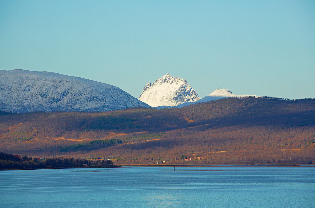 Schneebedeckte Berge bei Finnsnes am Gisundet, Insel Senja, Troms, Norwegen, Europa