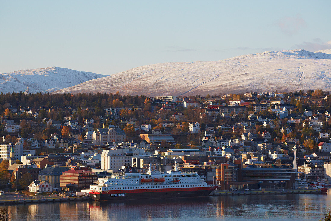 Blick auf Insel Tromsöya mit Hurtigrutenschiff, Tromsö im Tromsöysundet, Troms, Norwegen, Europa
