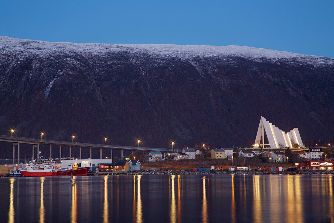 Eismeerkathedrale (Ishavskatedralen) und Brücke (Bruvegen) über den Tromsöysundet, Tromsö, Troms, Norwegen, Europa