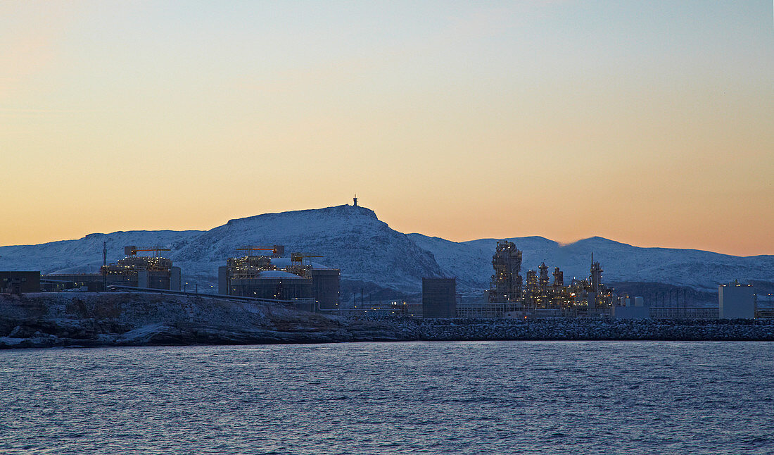 Gasverflüssigungsanlage bei Hammerfest, Morgendämmerung, Insel Melköya, Provinz Finnmark, Vest-Finnmark, Norwegen, Europa