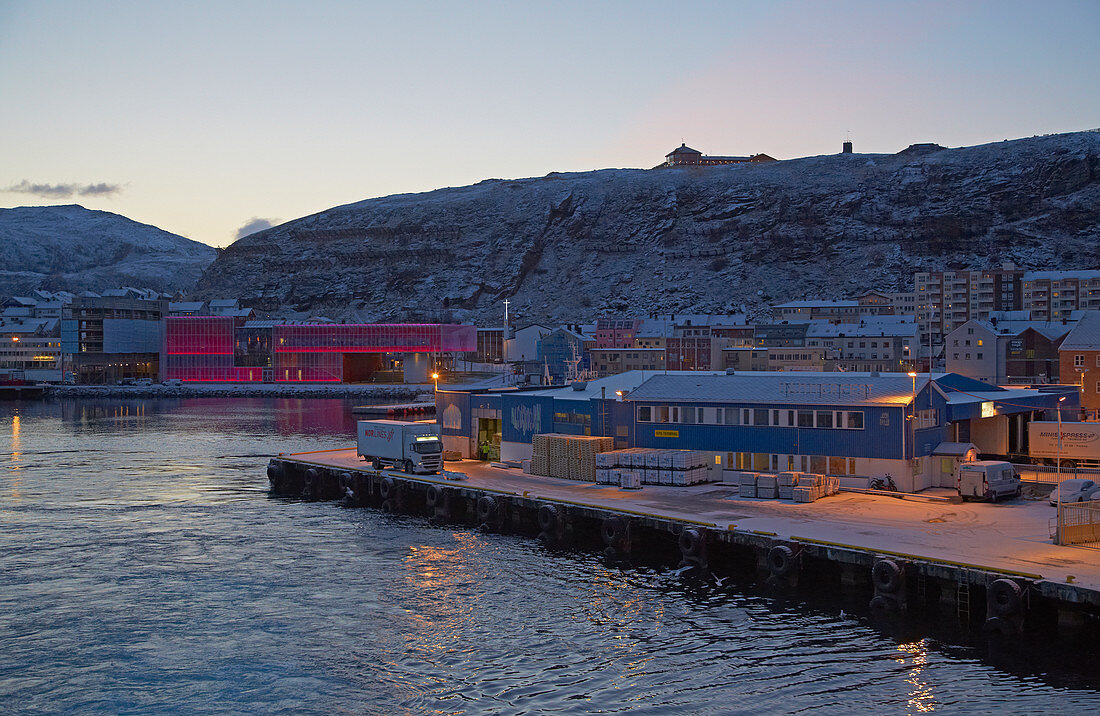 Hafen in Hammerfest in der Morgendämmerung, Insel Kvalöya, Provinz Finnmark, Vest-Finnmark, Norwegen, Europa