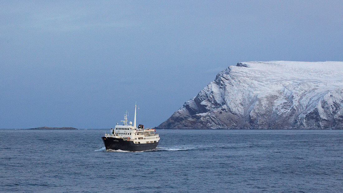 Hurtigruten Schiff MS Lofoten vor Havöysund, Insel Hjelmsöya, Breisundet, Provinz Finnmark, Vest-Finnmark, Norwegen, Europa