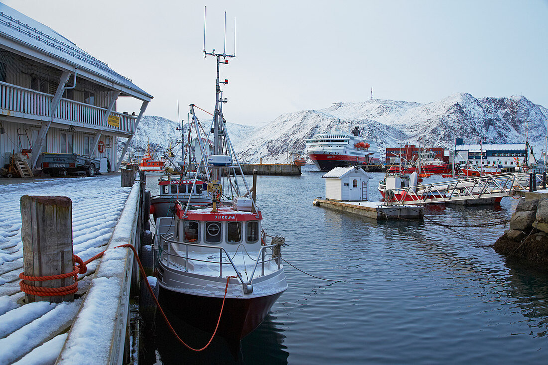 Schnee am Hafen in Honningsvag, Insel Mageröya, Porsangen, Provinz Finnmark, Vest-Finnmark, Norwegen, Europa