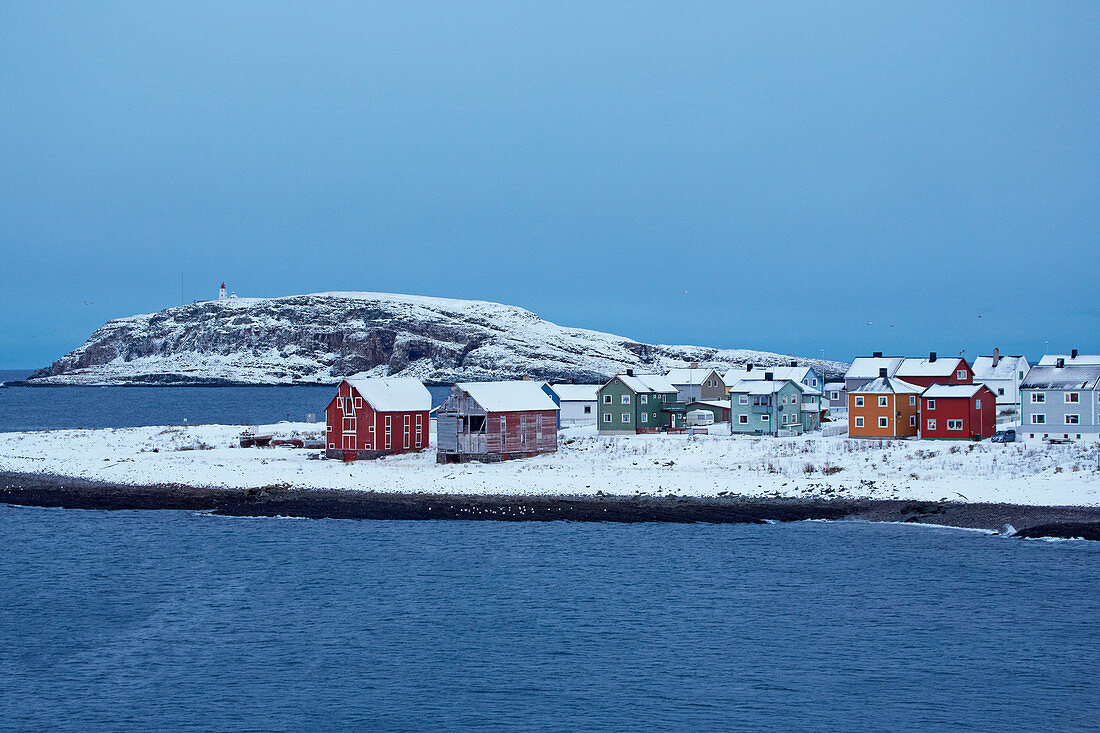 Blick auf Vardö und den Leuchtturm von Vardö, Schnee, Insel Hornöya, Insel Vardöya, Barentssee, Provinz Finnmark, Norwegen, Europa