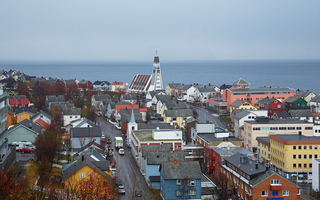 Blick über Hammerfest mit Hammerfest Kirke, Kirche, Insel Kvalöya, Provinz Finnmark, Vest-Finnmark, Norwegen, Europa