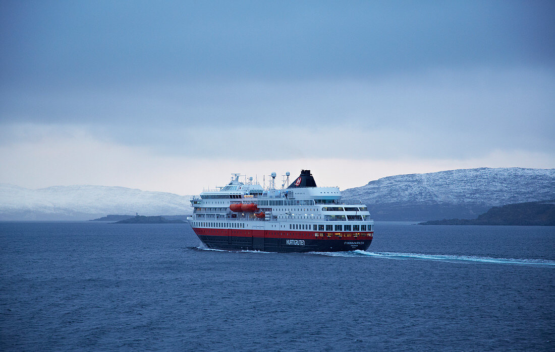 Begegnung mit dem Hurtigruten - Schiff MS Finnmarken bei Havöysund, Insel Havöya, Provinz Finnmark, Vest-Finnmark, Norwegen, Europa