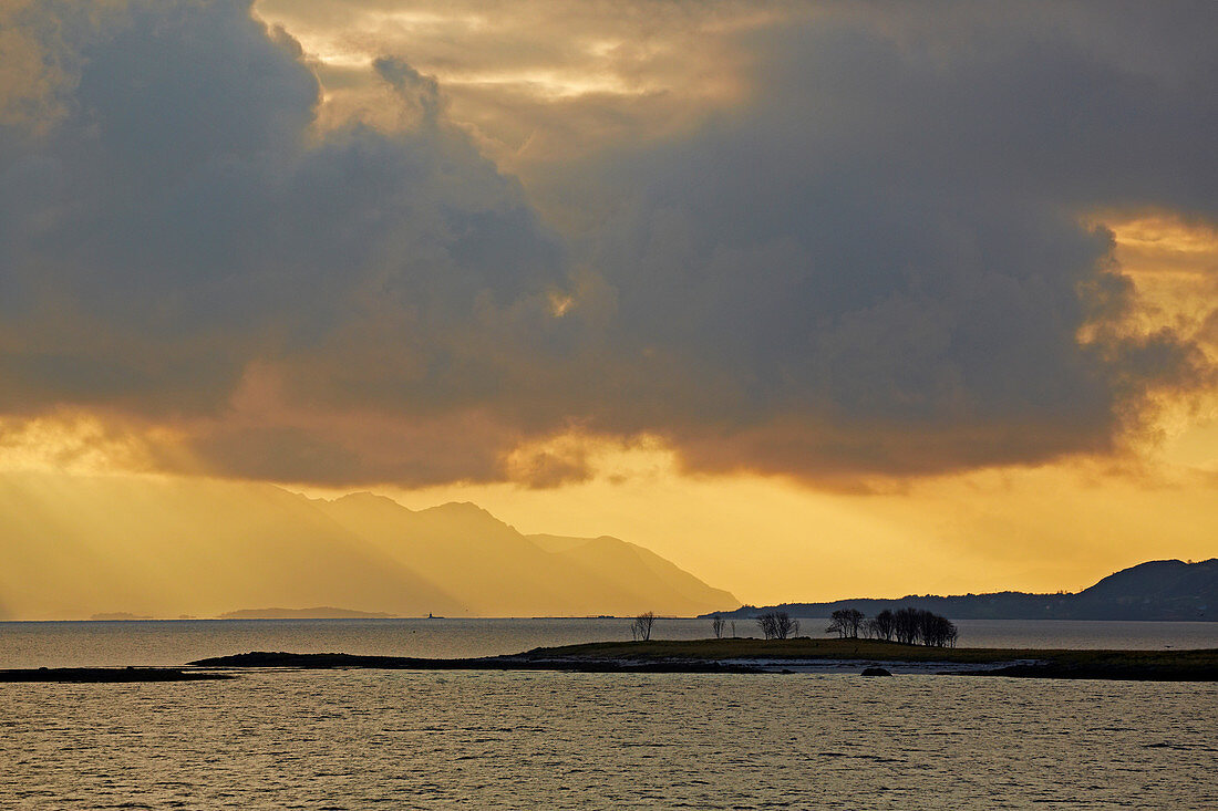 Bedrohliche Abendstimmung am Hadselfjorden, Bei Stokmarknes, Hurtigruten, Provinz Nordland, Norwegen, Europa