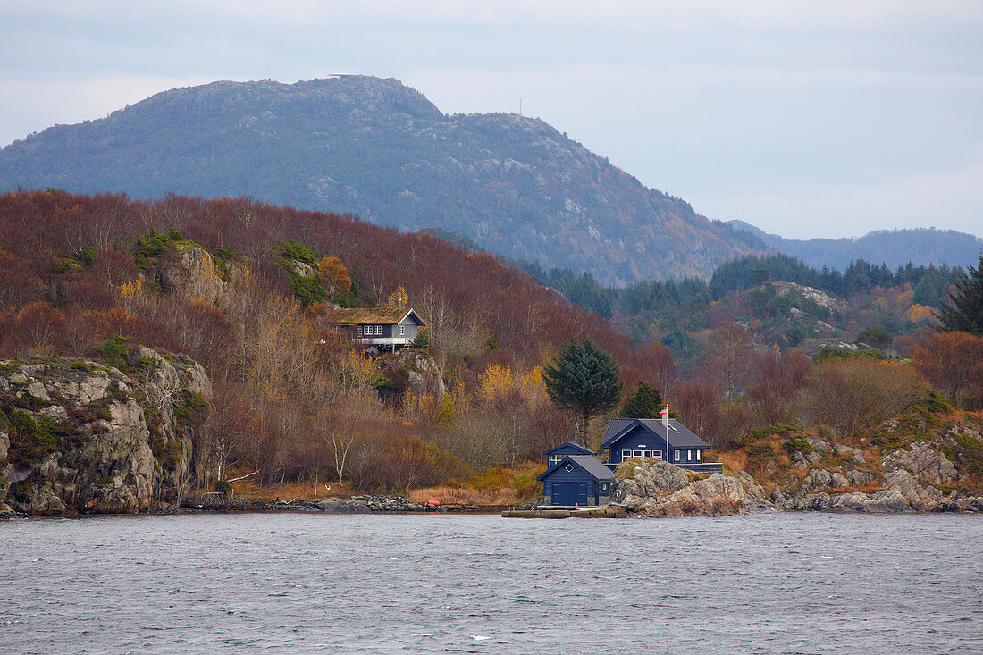 Landschaft mit blauem Haus im Hjeltefjorden nördlich von Bergen, Provinz Hordaland, Vestlandet, Norwegen, Europa