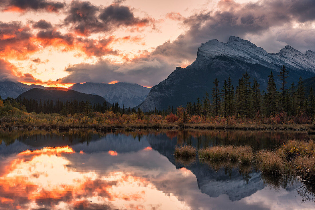 Sonnenaufgang und Gewitterwolken an Vermillion Lakes mit Mount Rundle im Herbst, Banff-Nationalpark, UNESCO-Weltkulturerbe, Alberta, Rocky Mountains, Kanada, Nordamerika