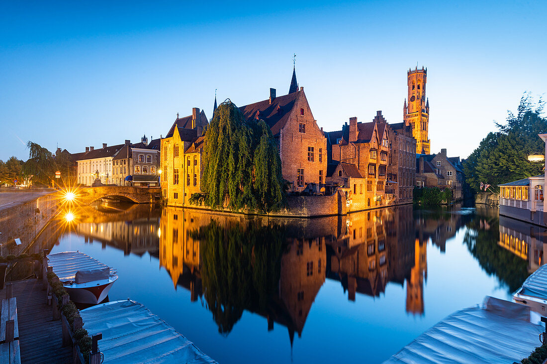 Die schönen Gebäude von Brügge spiegeln sich in den stillen Gewässern des Kanals, UNESCO-Weltkulturerbe, Brügge, Belgien, Europa