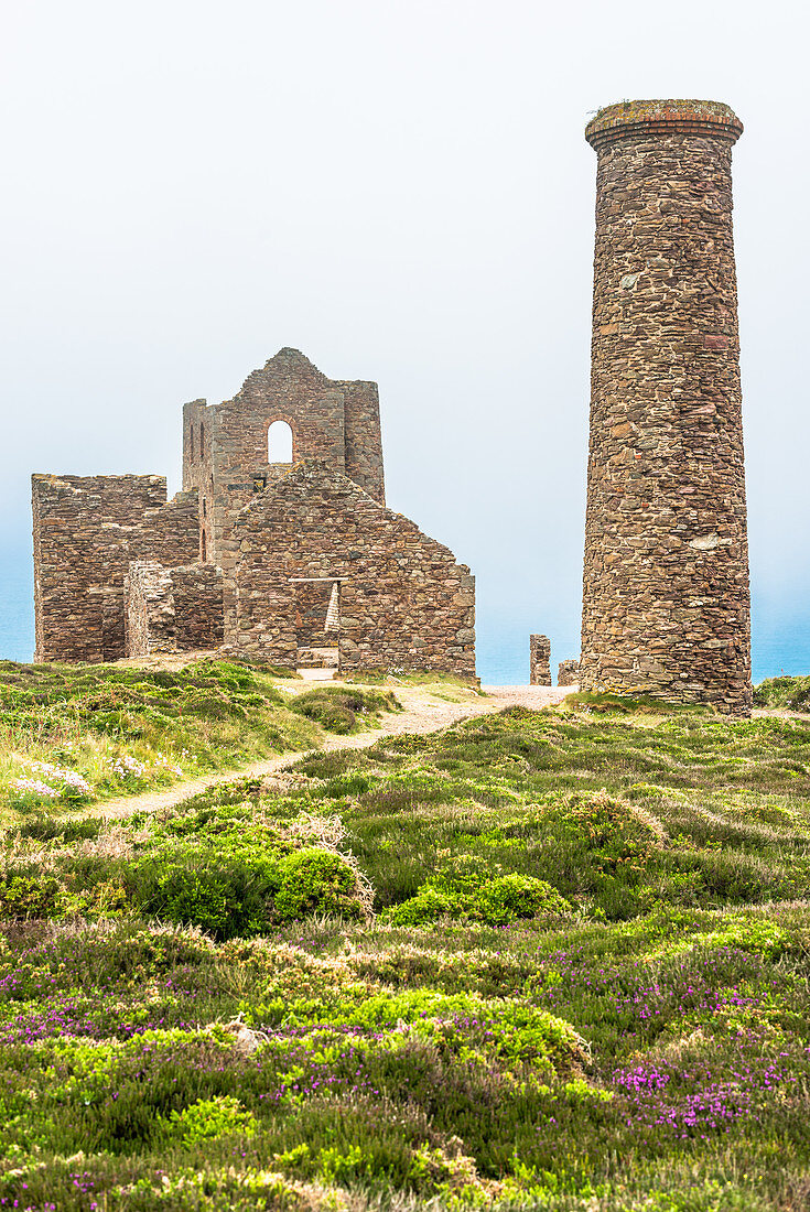 Wheal Coates Tin Mine an einem nebligen Tag, UNESCO-Weltkulturerbe, an der Küste von Cornwall in der Nähe von St. Agnes, Cornwall, England, Vereinigtes Königreich, Europa