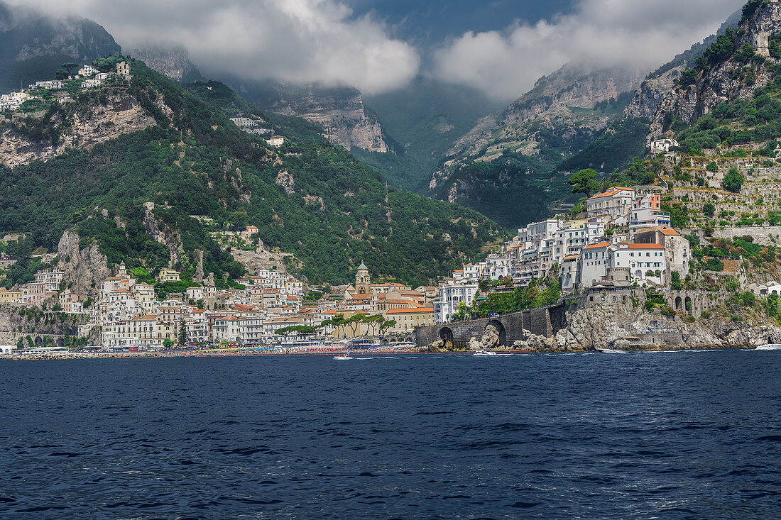 Amalfi-Stadt, Landschaftsblick auf das Meer mit niedrigen Gebäuden und Klippen entlang der Küste in Costiera Amalfitana, UNESCO-Weltkulturerbe, Kampanien, Italien, Europa