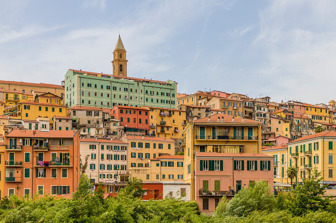 Die bunten Gebäude in Ventimiglia, Ligurien, Italien, Europa